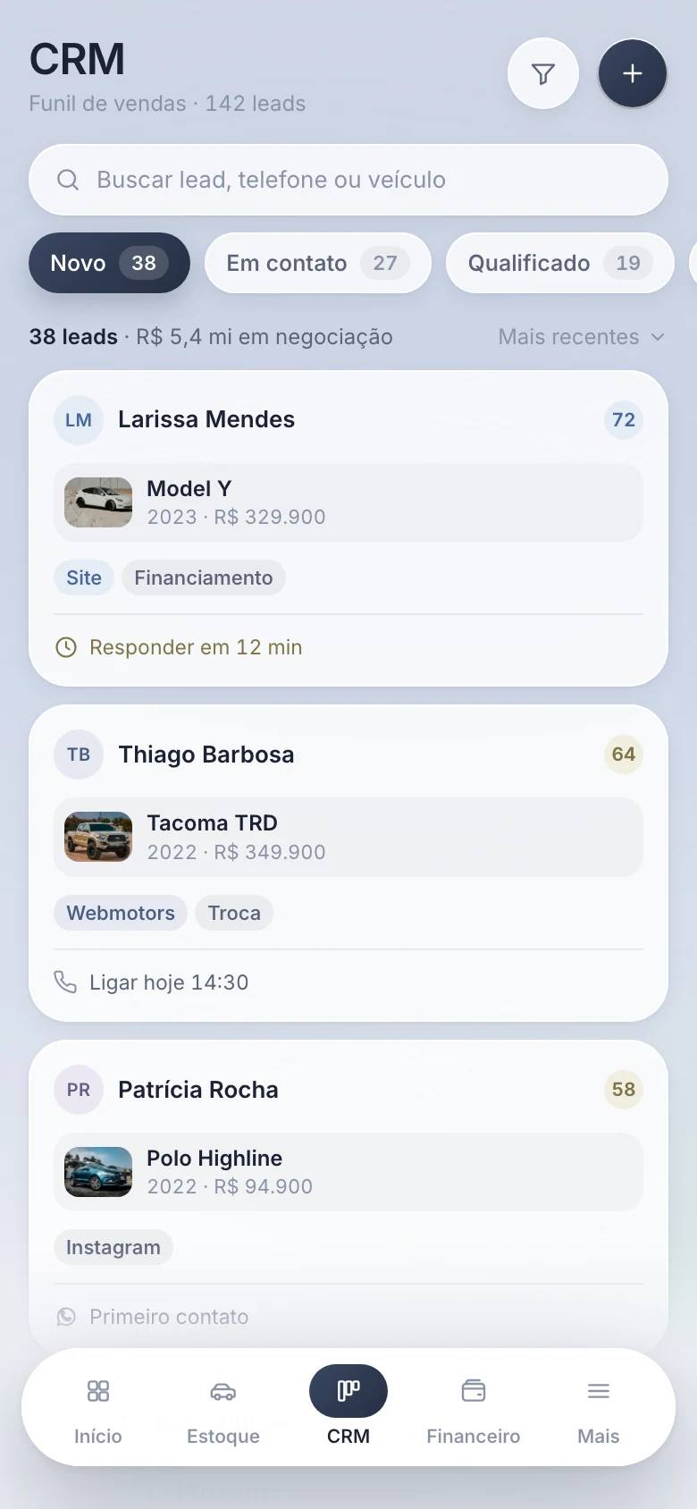 CRM no celular com os leads por etapa